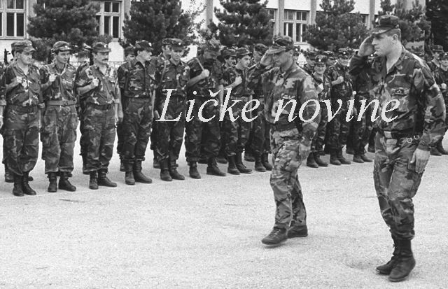 Smotra 118. brigade HV-a u gospićkoj vojarni 1993./Foto arhiva Marko Čuljat                                                                                                                                                                               